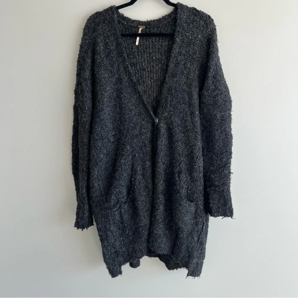 Free People Oversized Bouclé V-Neck Cardigan Size M Gray Pockets Boho Alpaca